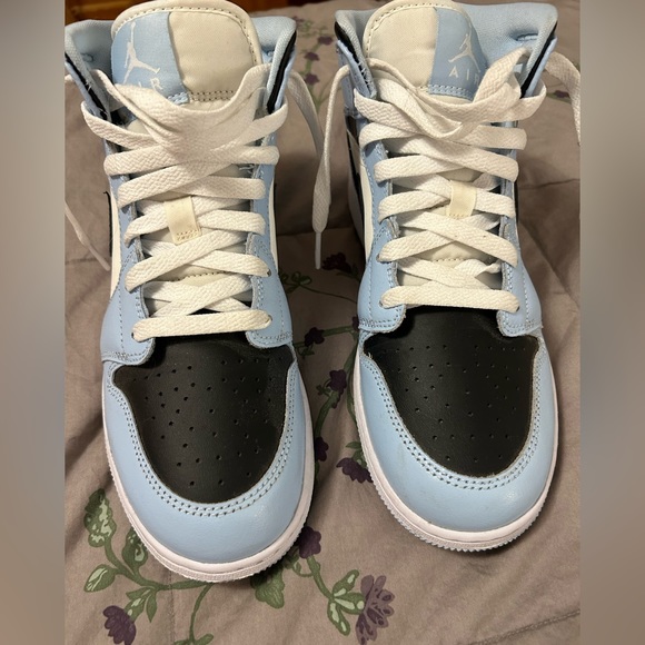 Jordan 1 Mid Ice Blue (2022) (GS) - Picture 2 of 12